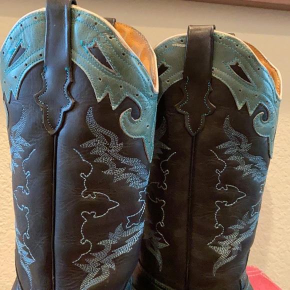 Reyme Boot - Authentic Leather - gently worn - still smells of leather! Size 9 - Picture 3 of 15